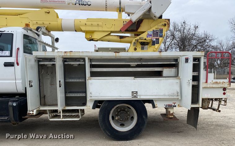 image for item DN8223 2002 Chevrolet C7500  bucket truck