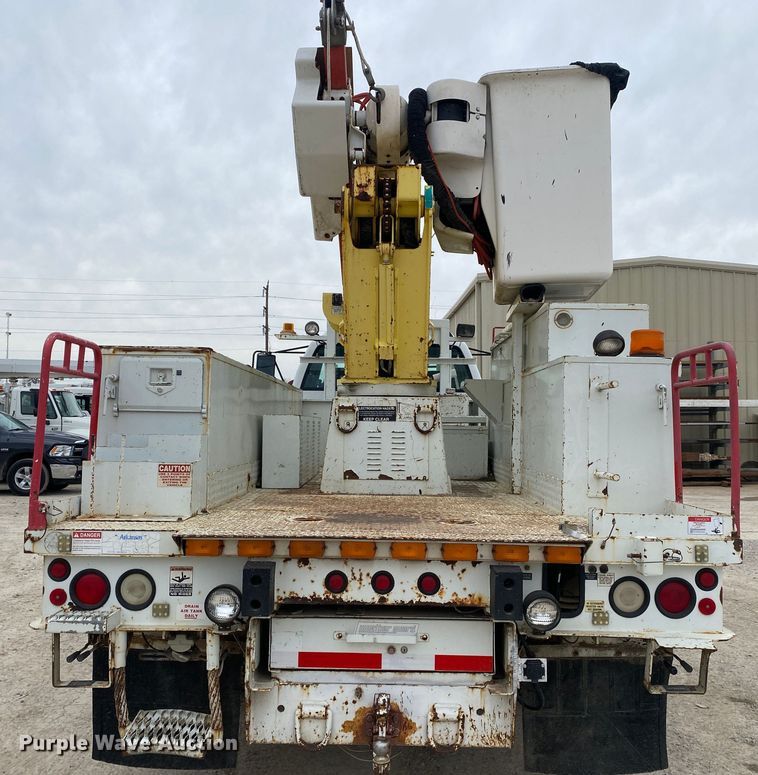 image for item DN8223 2002 Chevrolet C7500  bucket truck