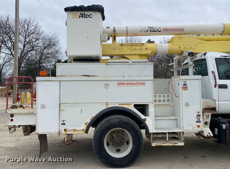 image for item DN8223 2002 Chevrolet C7500  bucket truck