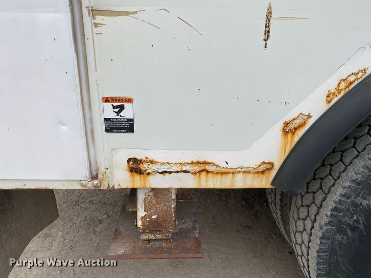 image for item DN8223 2002 Chevrolet C7500  bucket truck
