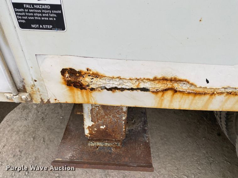 image for item DN8223 2002 Chevrolet C7500  bucket truck