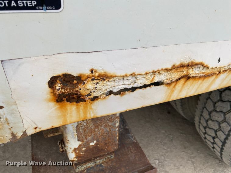 image for item DN8223 2002 Chevrolet C7500  bucket truck