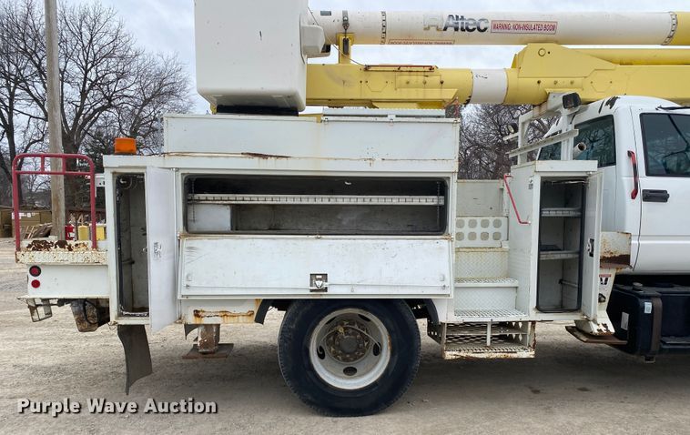 image for item DN8223 2002 Chevrolet C7500  bucket truck