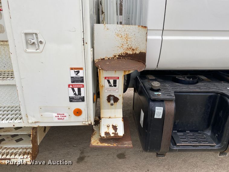 image for item DN8223 2002 Chevrolet C7500  bucket truck