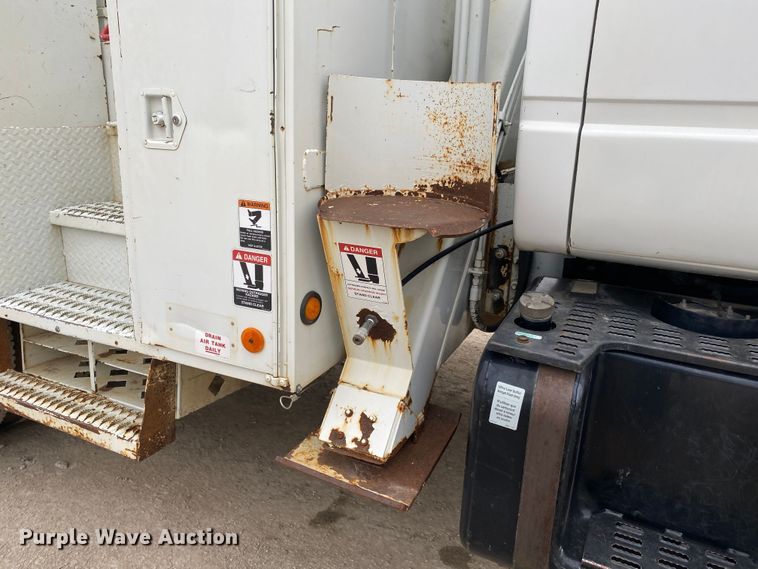 image for item DN8223 2002 Chevrolet C7500  bucket truck