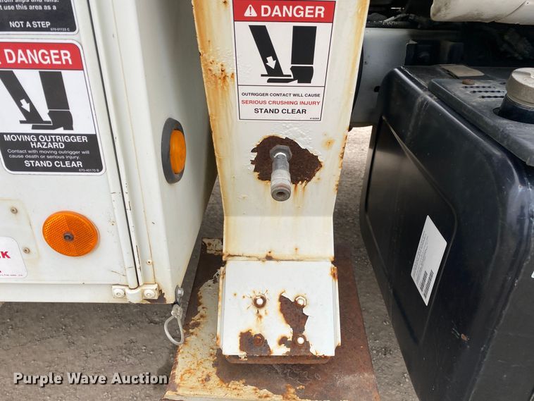 image for item DN8223 2002 Chevrolet C7500  bucket truck