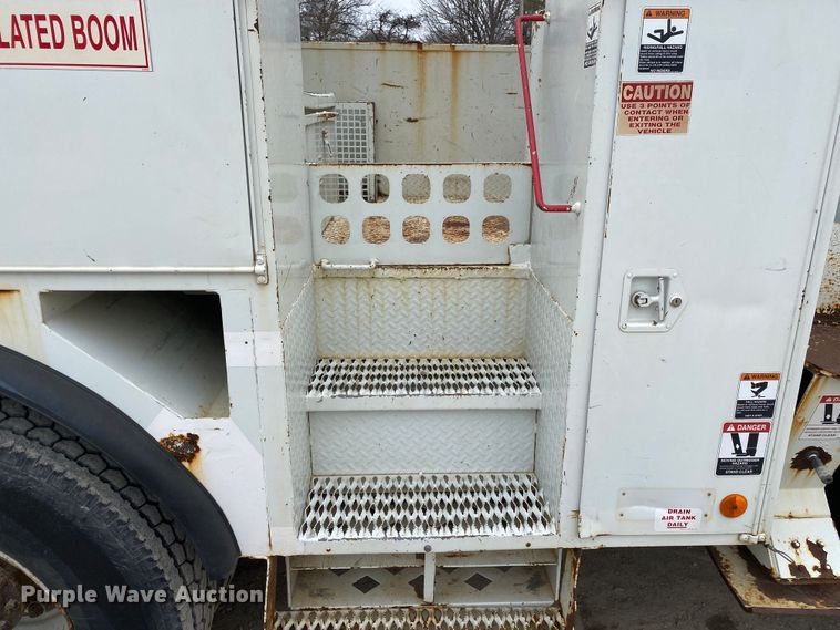 image for item DN8223 2002 Chevrolet C7500  bucket truck