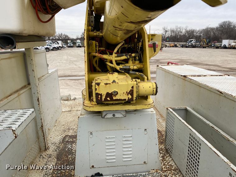 image for item DN8223 2002 Chevrolet C7500  bucket truck