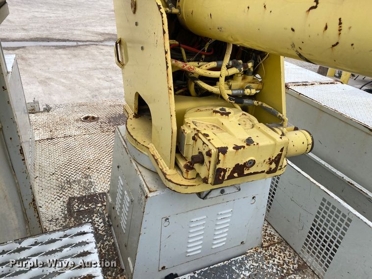 image for item DN8223 2002 Chevrolet C7500  bucket truck