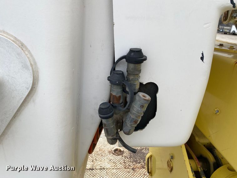 image for item DN8223 2002 Chevrolet C7500  bucket truck