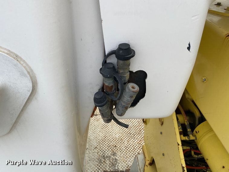 image for item DN8223 2002 Chevrolet C7500  bucket truck