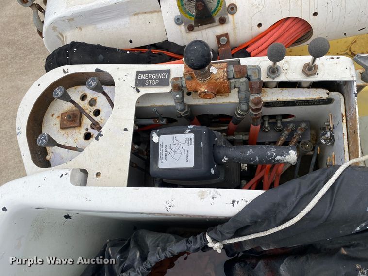 image for item DN8223 2002 Chevrolet C7500  bucket truck