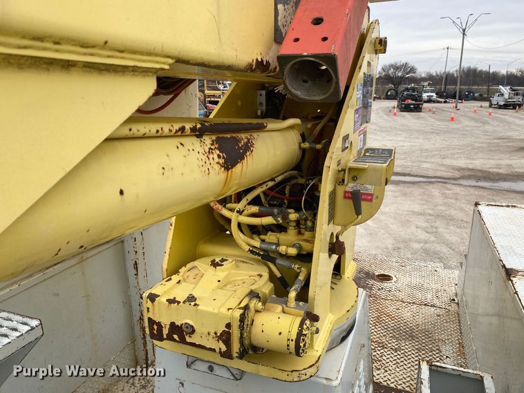 image for item DN8223 2002 Chevrolet C7500  bucket truck