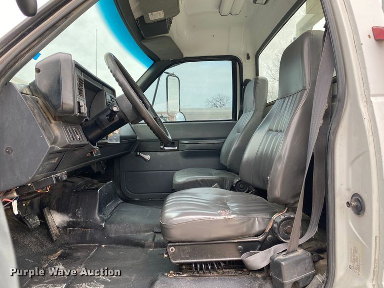 image for item DN8223 2002 Chevrolet C7500  bucket truck