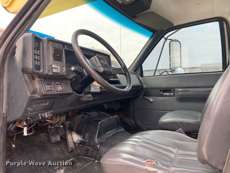 image for item DN8223 2002 Chevrolet C7500  bucket truck