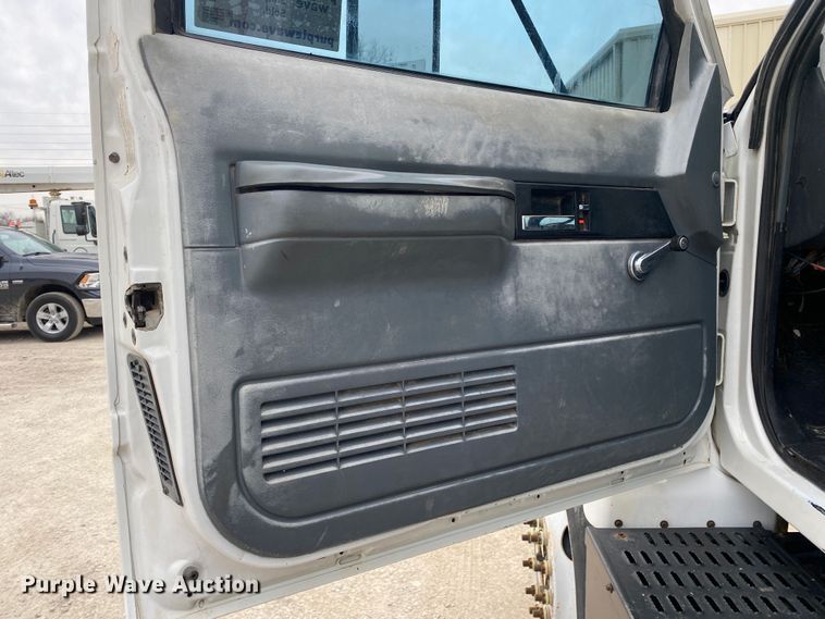 image for item DN8223 2002 Chevrolet C7500  bucket truck