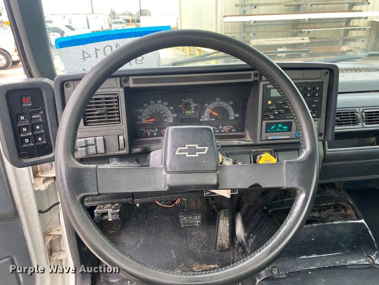 image for item DN8223 2002 Chevrolet C7500  bucket truck