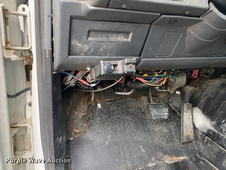 image for item DN8223 2002 Chevrolet C7500  bucket truck