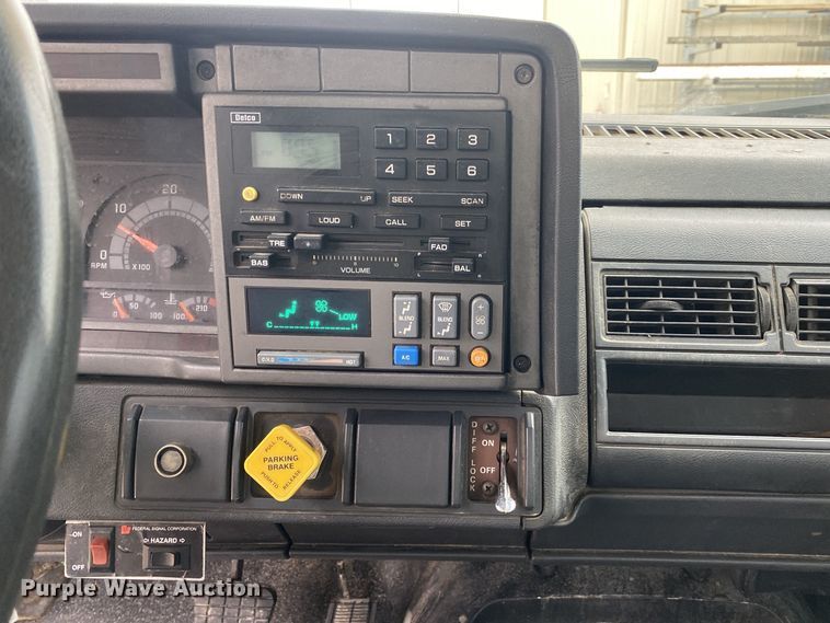 image for item DN8223 2002 Chevrolet C7500  bucket truck