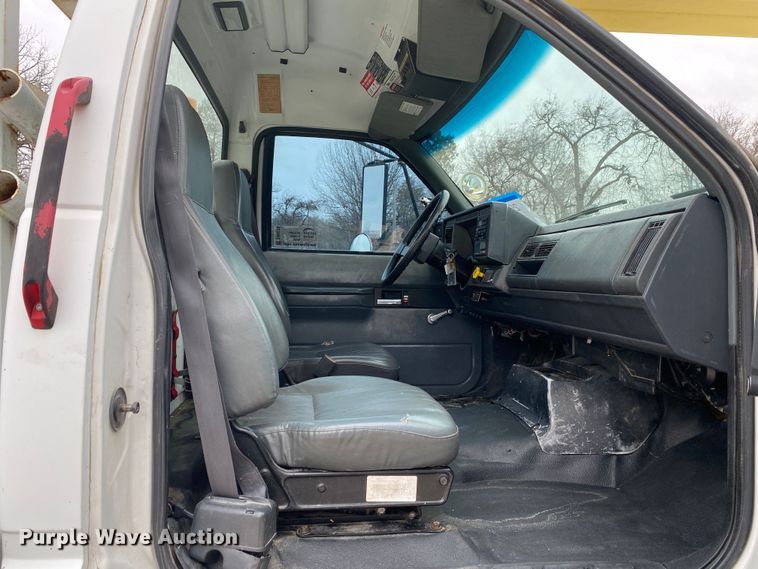 image for item DN8223 2002 Chevrolet C7500  bucket truck