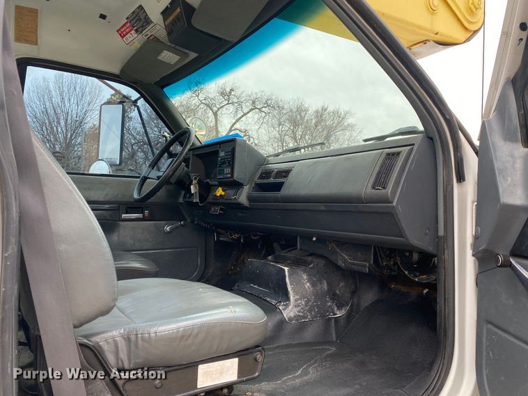 image for item DN8223 2002 Chevrolet C7500  bucket truck