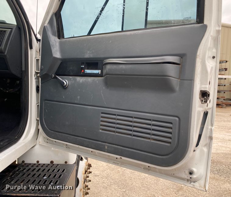 image for item DN8223 2002 Chevrolet C7500  bucket truck