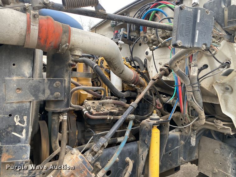 image for item DN8223 2002 Chevrolet C7500  bucket truck