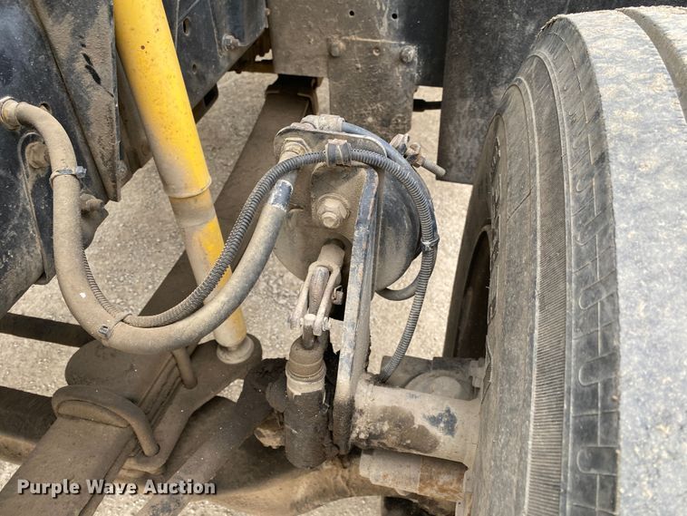 image for item DN8223 2002 Chevrolet C7500  bucket truck