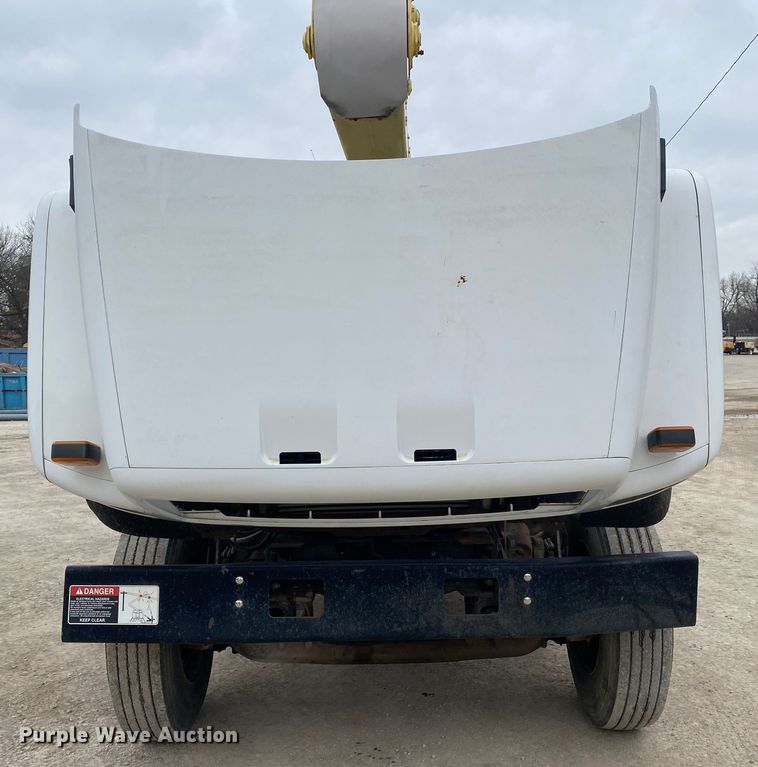 image for item DN8223 2002 Chevrolet C7500  bucket truck