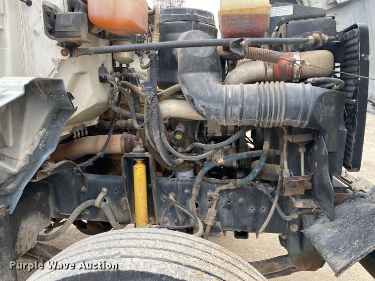 image for item DN8223 2002 Chevrolet C7500  bucket truck