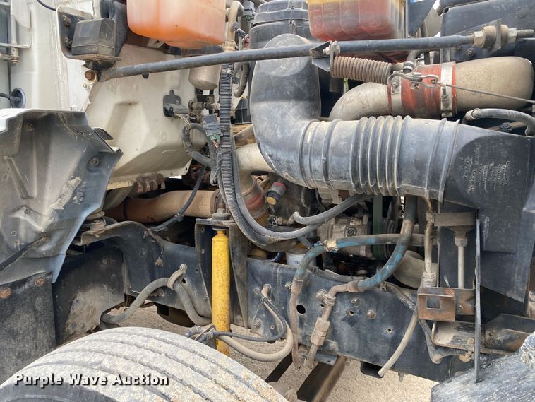 image for item DN8223 2002 Chevrolet C7500  bucket truck