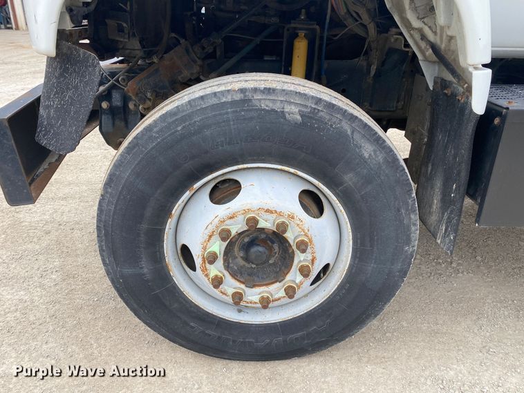 image for item DN8223 2002 Chevrolet C7500  bucket truck