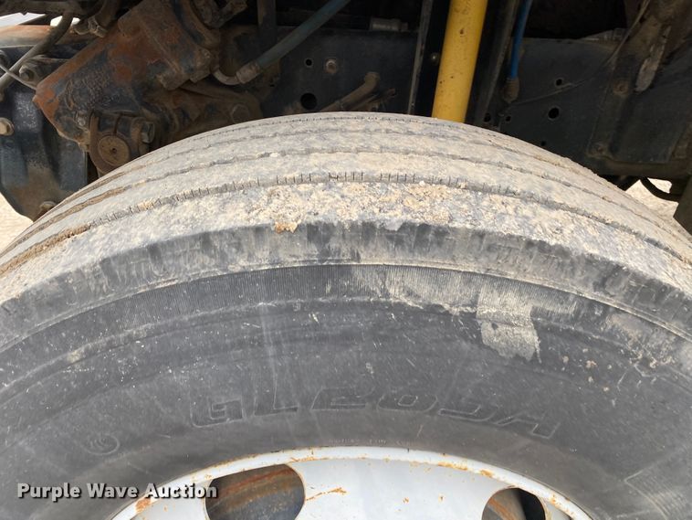 image for item DN8223 2002 Chevrolet C7500  bucket truck