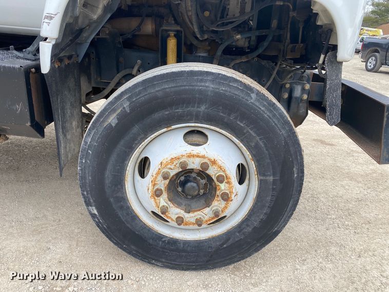 image for item DN8223 2002 Chevrolet C7500  bucket truck