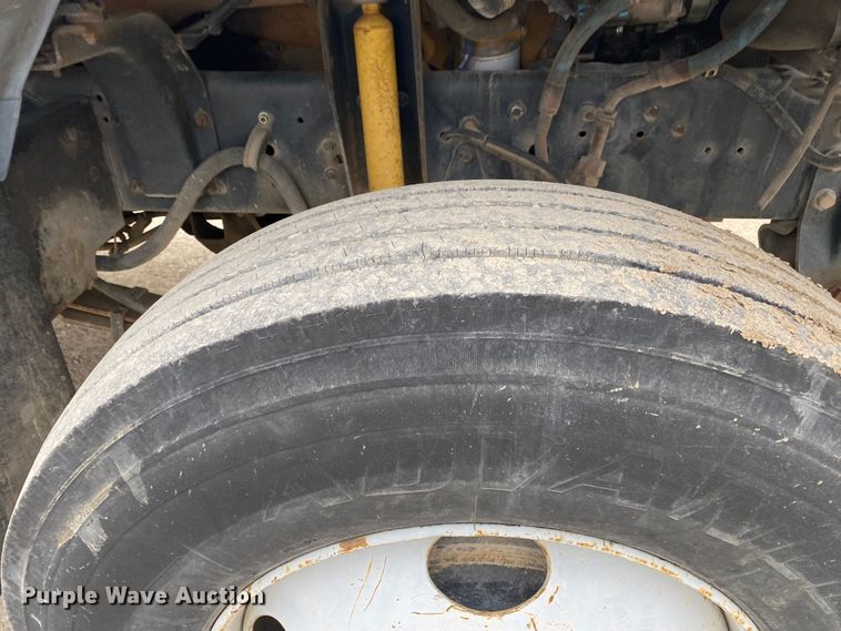 image for item DN8223 2002 Chevrolet C7500  bucket truck