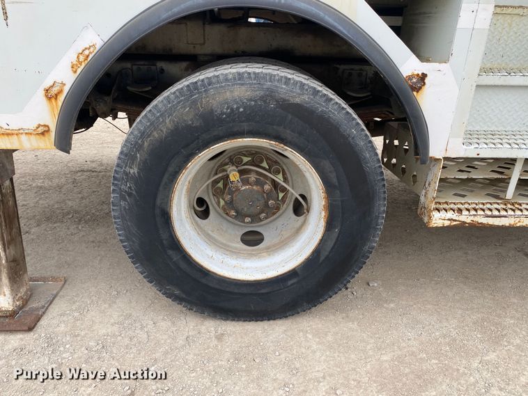 image for item DN8223 2002 Chevrolet C7500  bucket truck