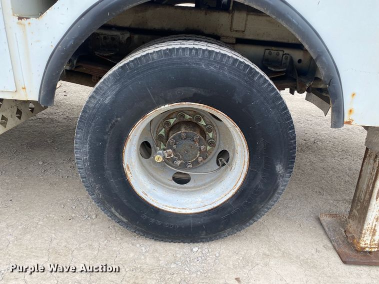 image for item DN8223 2002 Chevrolet C7500  bucket truck