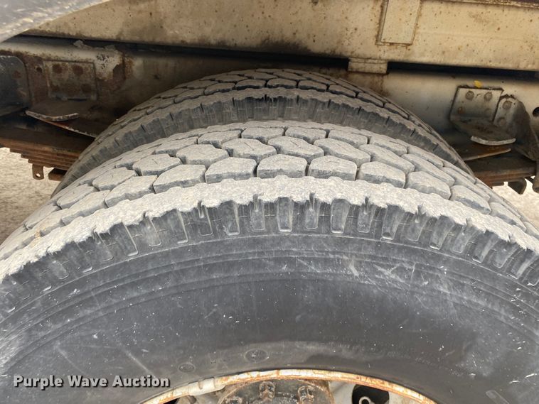 image for item DN8223 2002 Chevrolet C7500  bucket truck