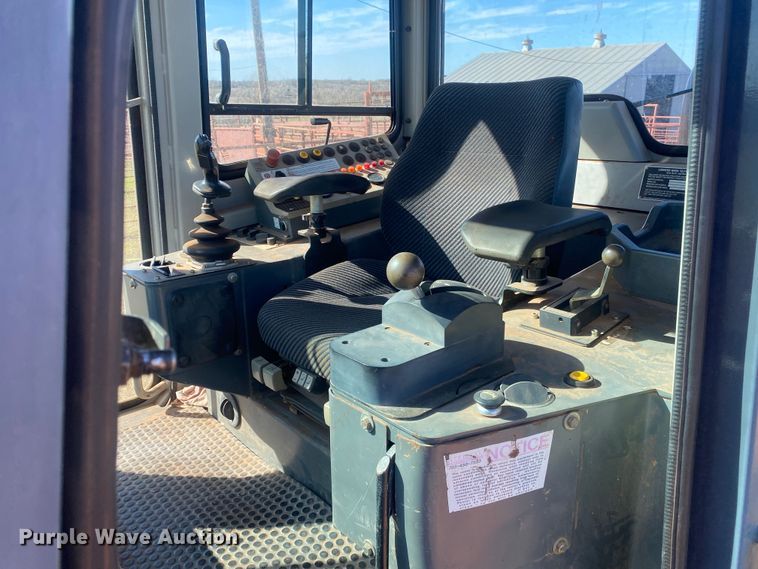 image for item DN8248 2006 John Deere 655C Series II  track loader