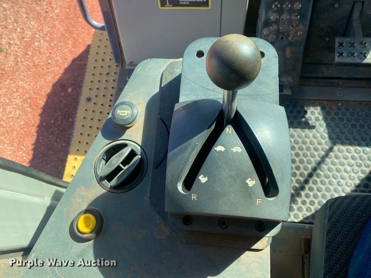 image for item DN8248 2006 John Deere 655C Series II  track loader