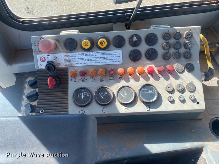 image for item DN8248 2006 John Deere 655C Series II  track loader