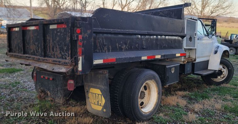 image for item DO1486 1995 Ford F800  dump truck