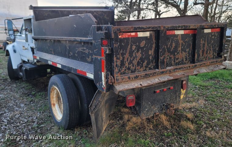 image for item DO1486 1995 Ford F800  dump truck