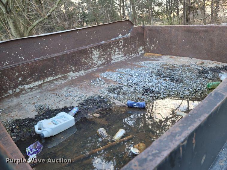 image for item DO1486 1995 Ford F800  dump truck