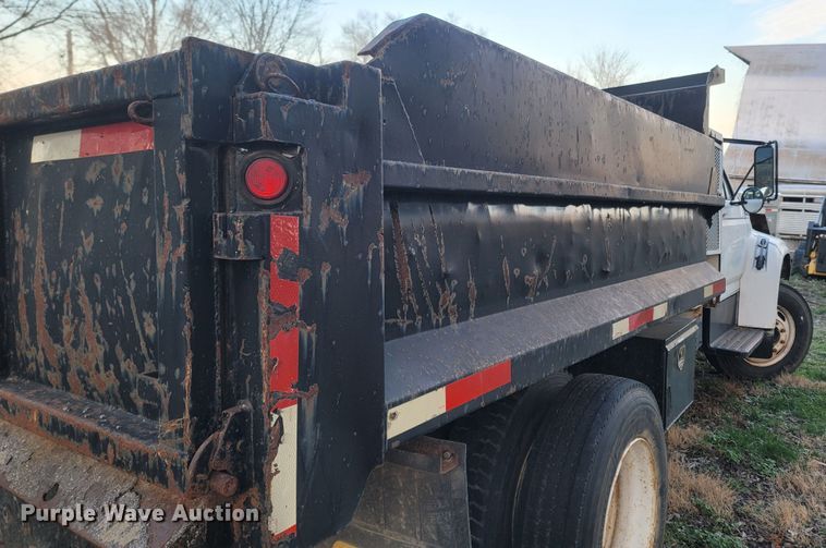 image for item DO1486 1995 Ford F800  dump truck