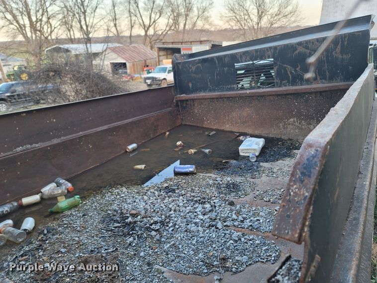 image for item DO1486 1995 Ford F800  dump truck