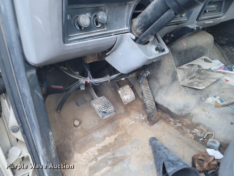 image for item DO1486 1995 Ford F800  dump truck