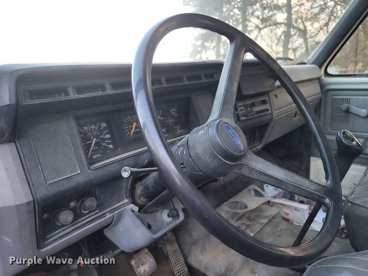 image for item DO1486 1995 Ford F800  dump truck