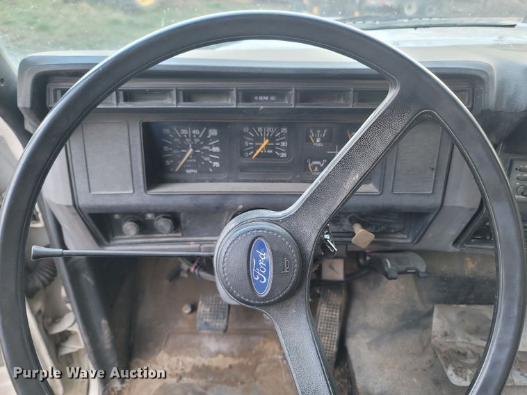 image for item DO1486 1995 Ford F800  dump truck