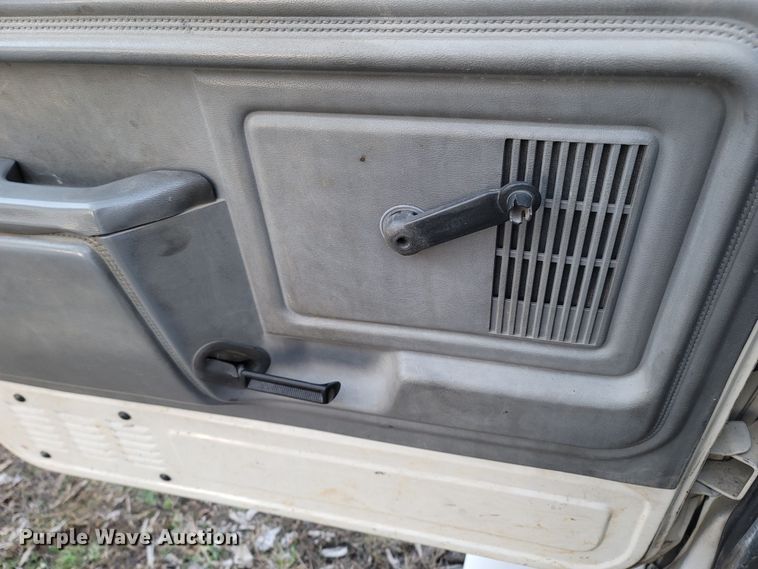 image for item DO1486 1995 Ford F800  dump truck